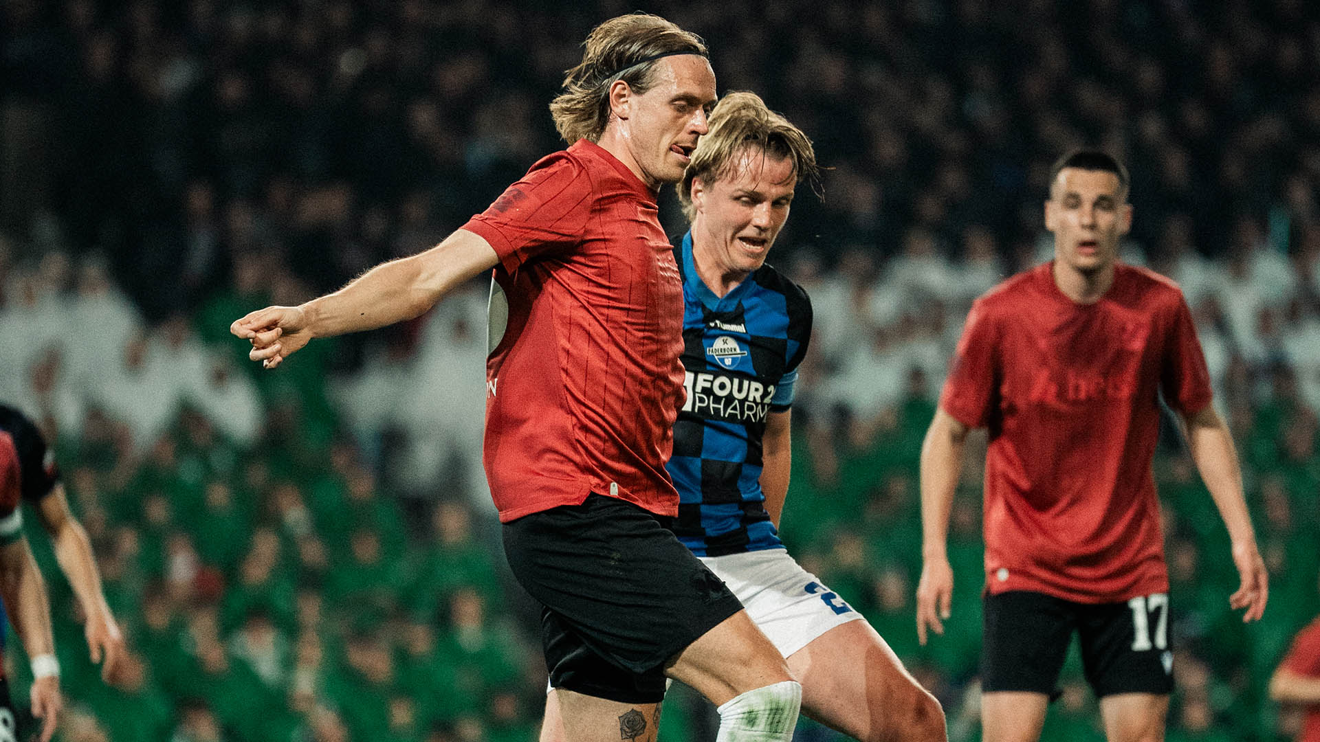 Stefan Thordarson im Zweikampf mit Felix Götze.