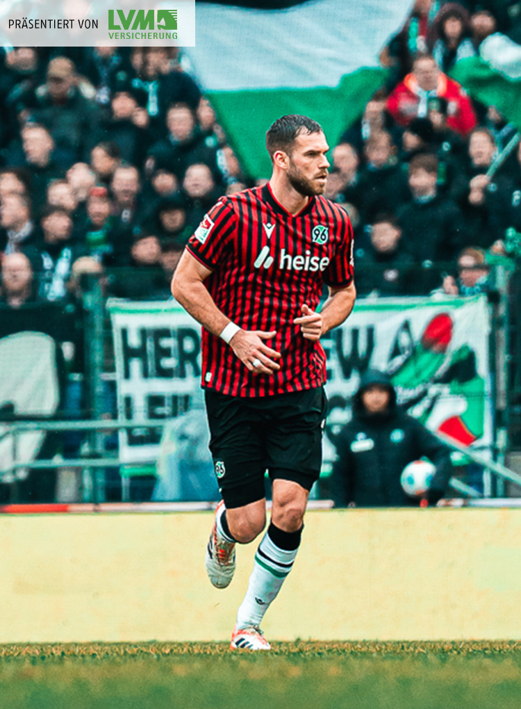 Boris Tomiak läuft über das Spielfeld.