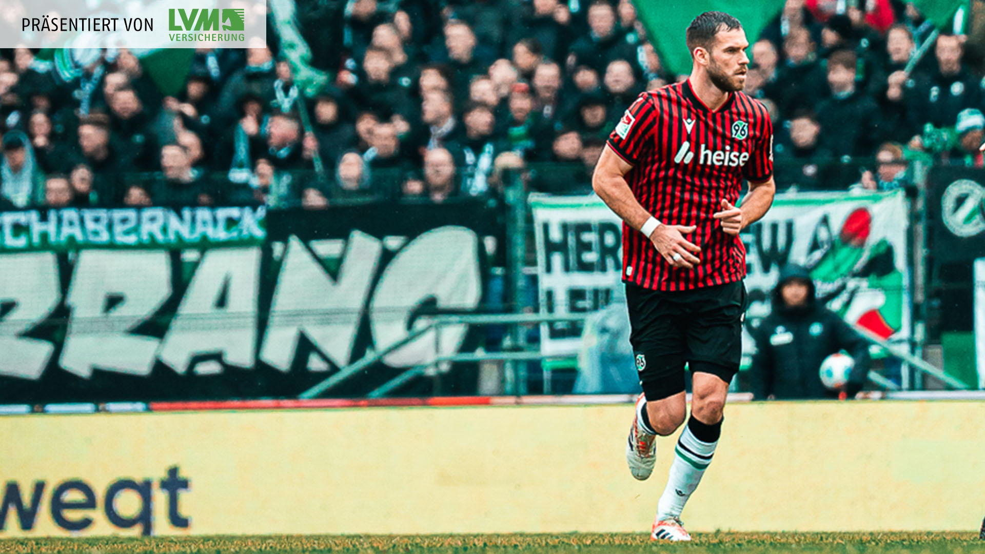 Boris Tomiak läuft über das Spielfeld.