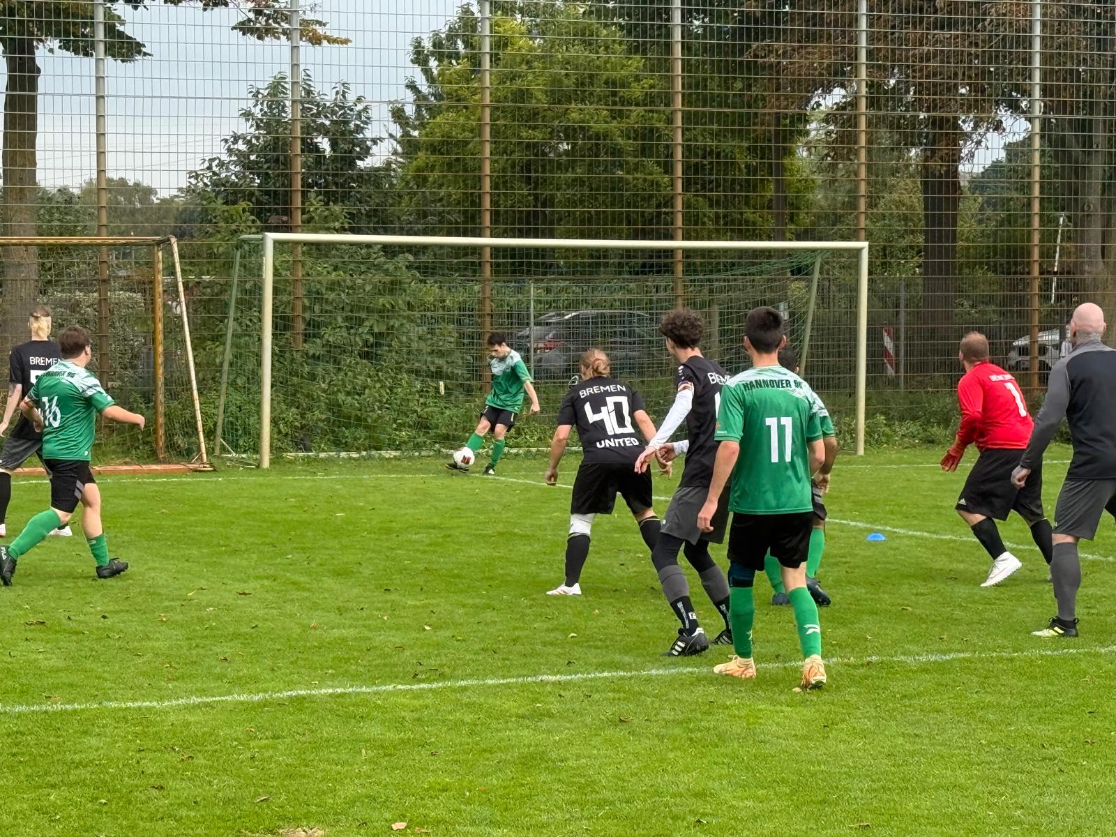 Mehrere Personen beim Fußball.