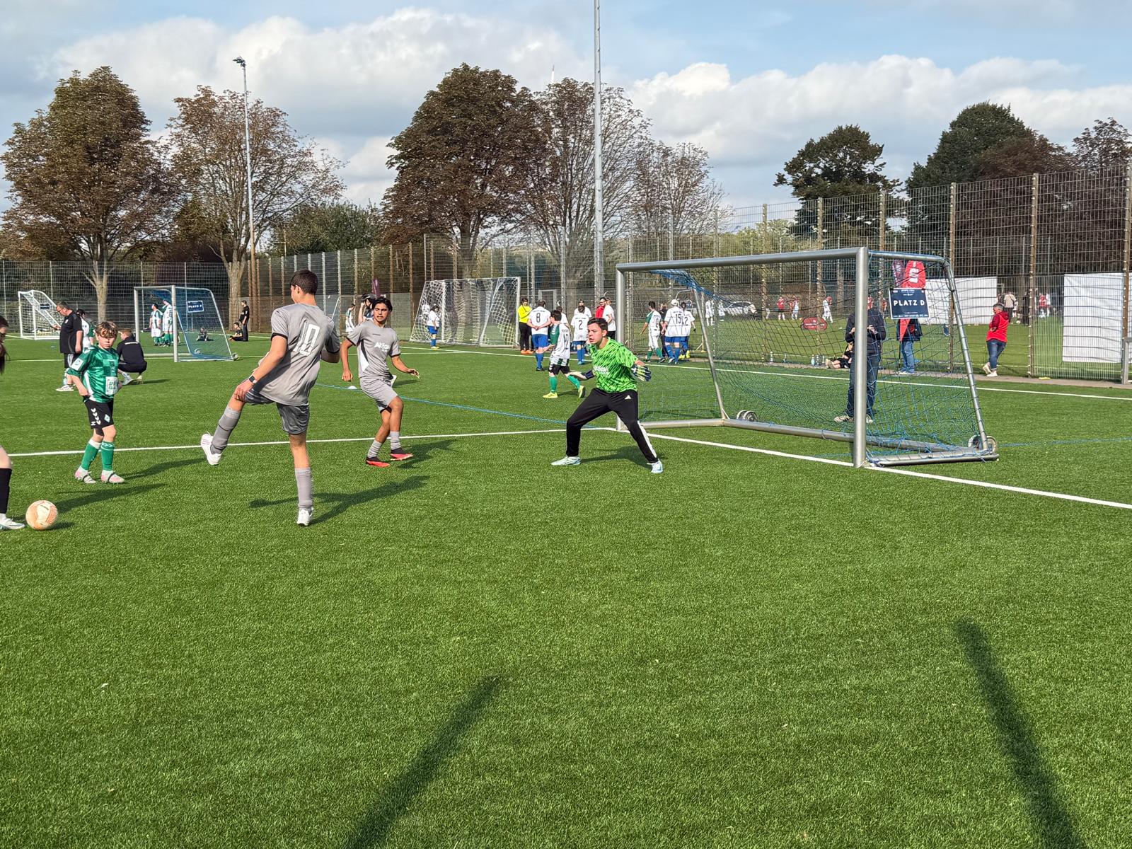 Mehrere Personen beim Fußball.