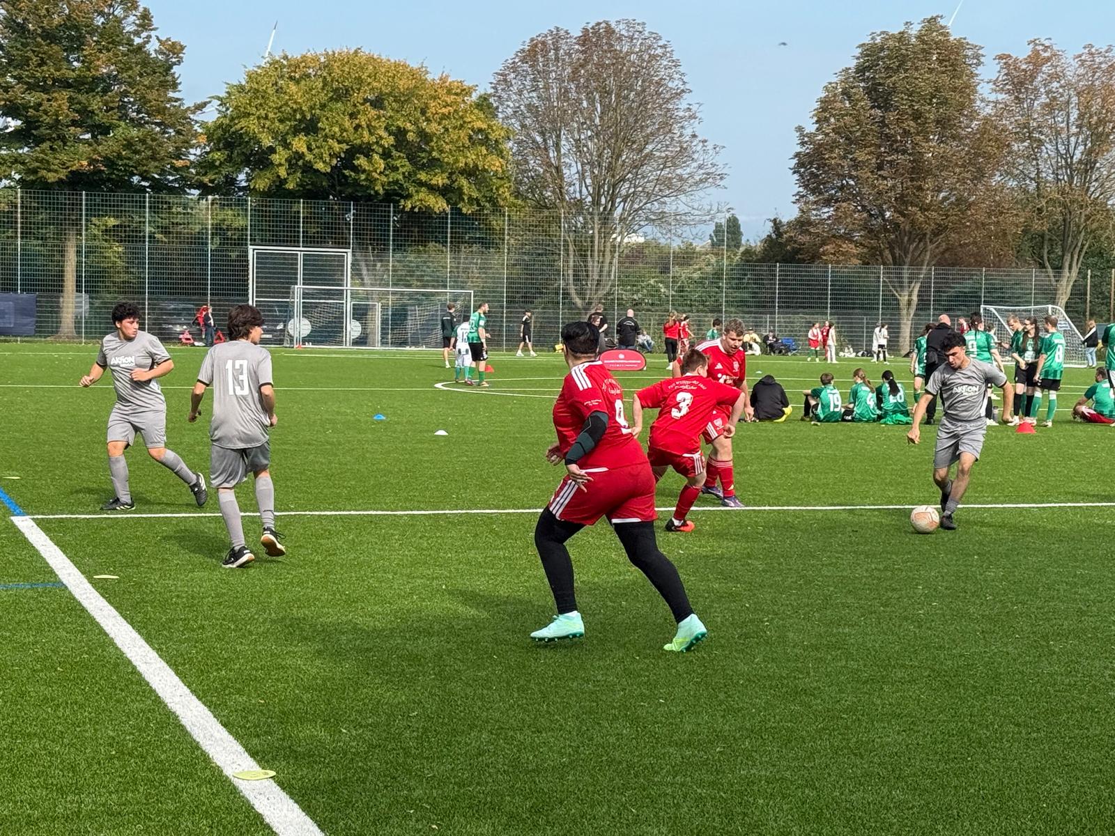 Mehrere Personen beim Fußball.