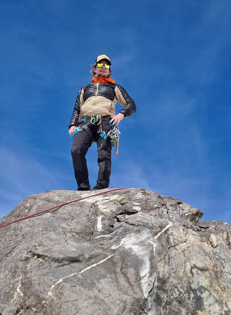 Dominik Singer steht auf einem Berg.