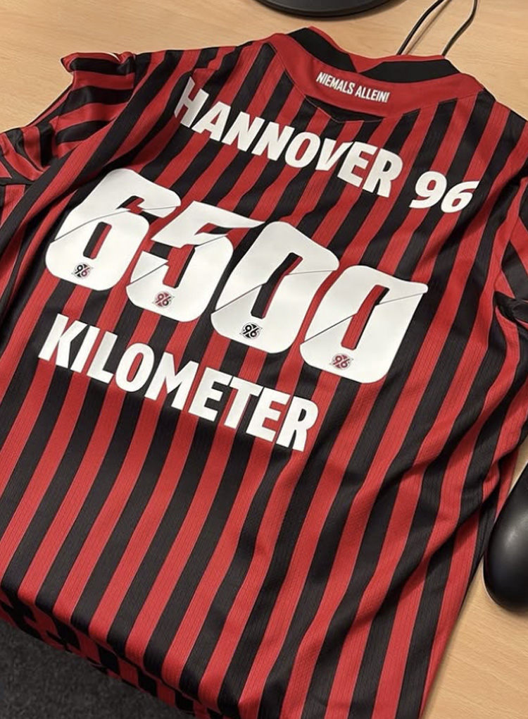 Ein 96-Trikot mit dem Flock.