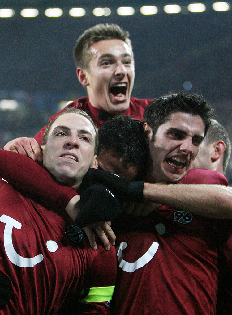 Sobiech bejubelt einen Treffer mit seinen Teamkollegen.