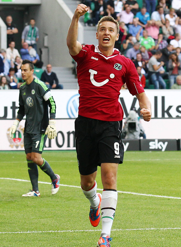 Eine Geschichte seit 1954 Am 3. Oktober 1954 stehen sich beide Klubs erstmals gegenüber. Der amtierende Deutsche Meister aus Hannover gewinnt das Oberliga-Duell am Maschsee mit 3:2. Es ist der Auftakt zu einer mittlerweile mehr als 70 Jahre umfassenden Geschichte, in der 96 und der VfL in der Oberliga Nord, der Regionalliga Nord, der Bundesliga, der 2. Bundesliga und im DFB-Pokal aufeinandertreffen.  Insgesamt stehen bislang 59 Pflichtspiele zu Buche. Die Bilanz ist nahezu ausgeglichen: 22 Begegnungen entscheidet Hannover für sich, 25-mal gewinnt Wolfsburg, zwölf Partien enden unentschieden. In der 2. Bundesliga spricht der direkte Vergleich sogar für die Roten: Sechs Siegen und drei Remis stehen drei Niederlagen gegenüber.
