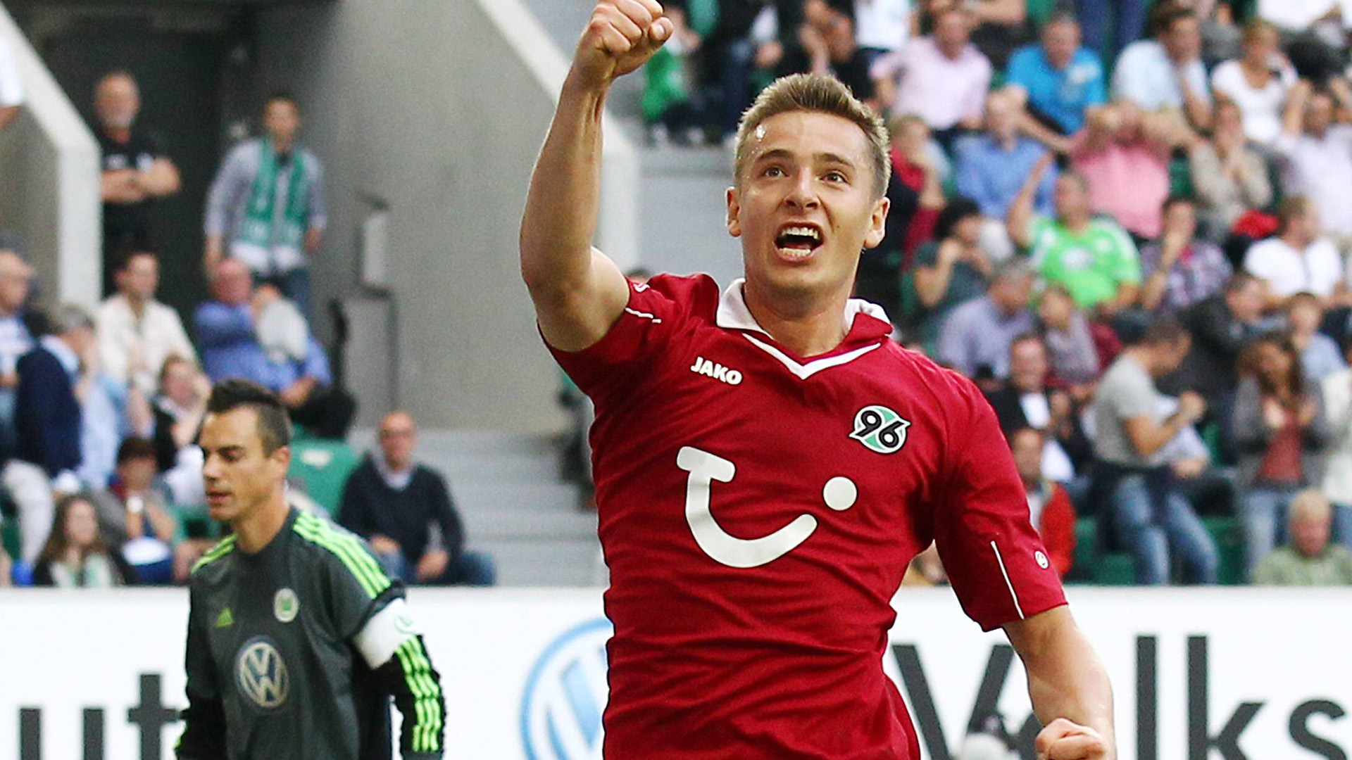 Artur Sobiech im 96-Trikot feiert ein Tor gegen Wolfsburg.