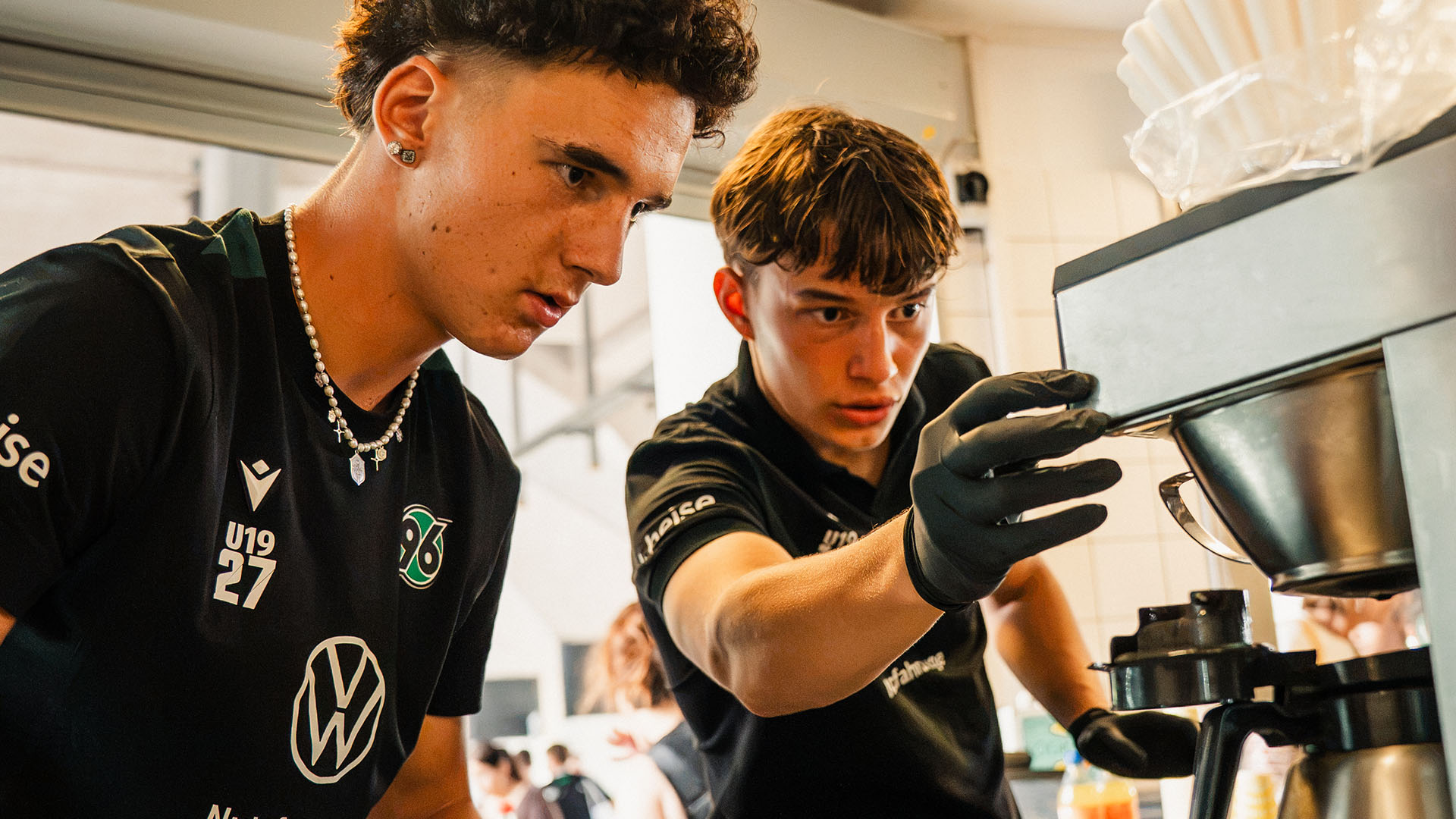 U23 Spieler geben Kaffee aus.