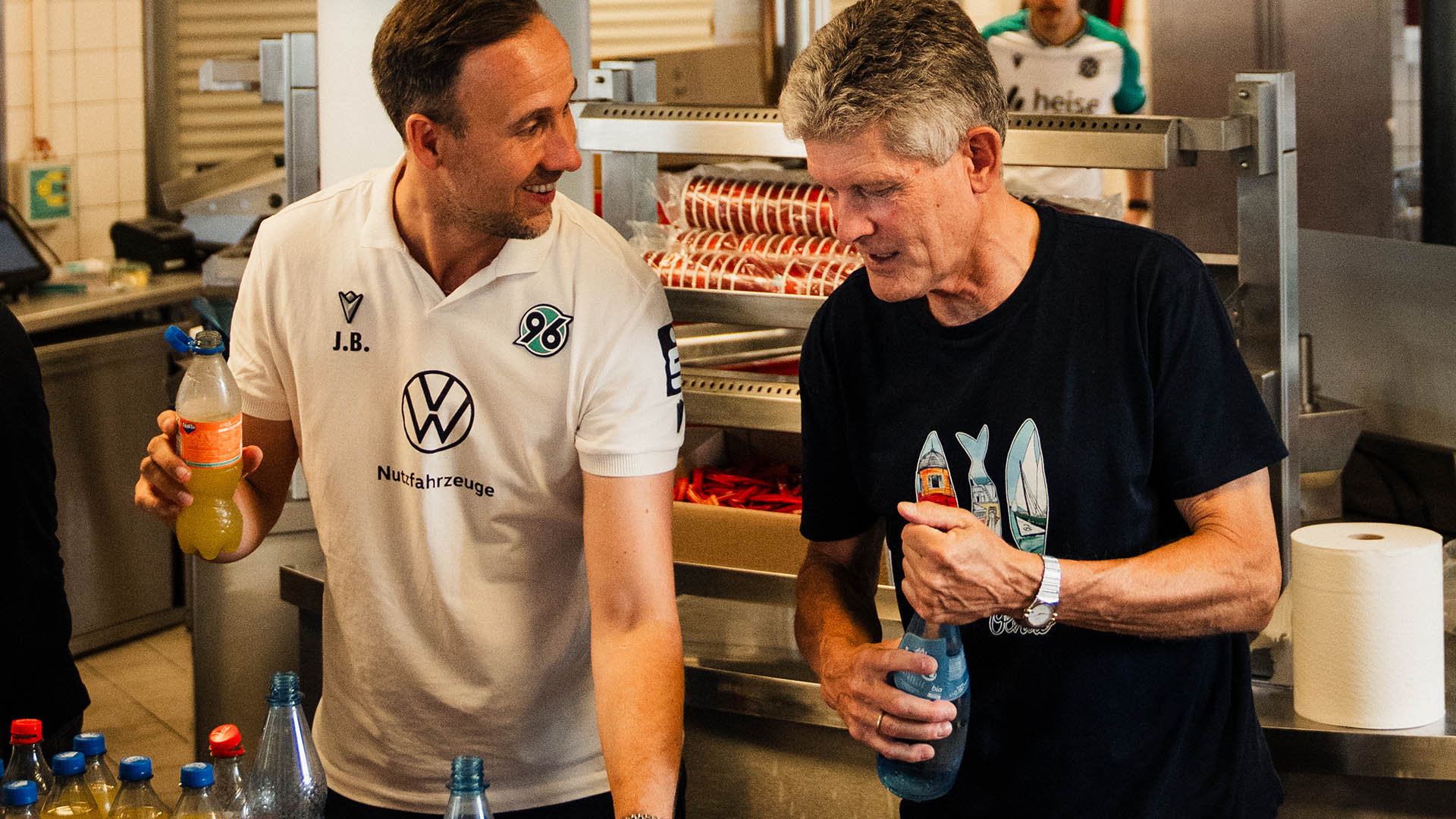 Julian Battmer und Bastian Hellberg geben Getränke aus.