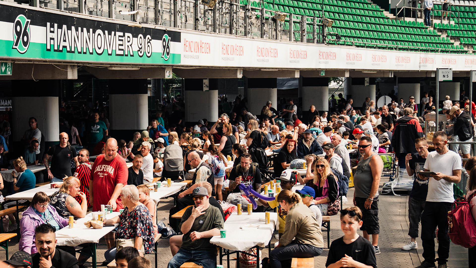 Viele Teilnehmer des Social Sommerfestes in der Arena.