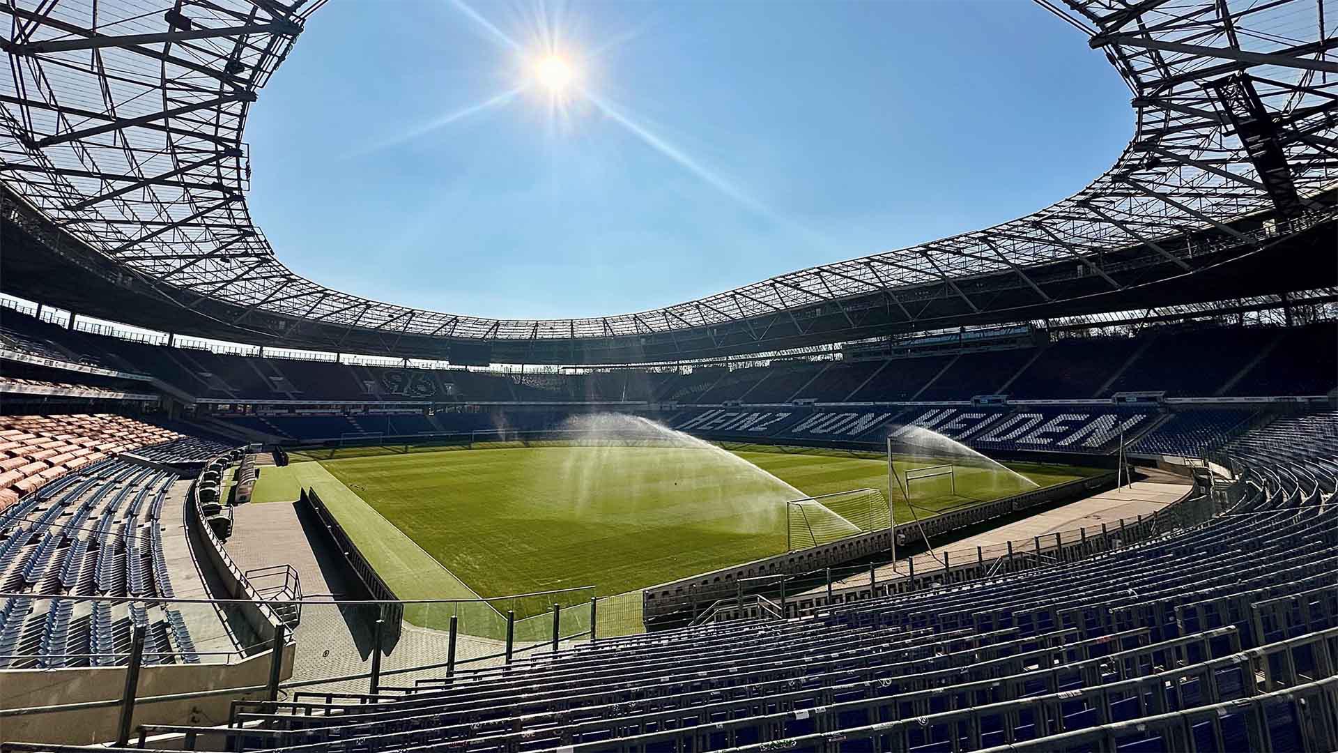 Die Heinz von Heiden Arena bei sonnigem Wetter.