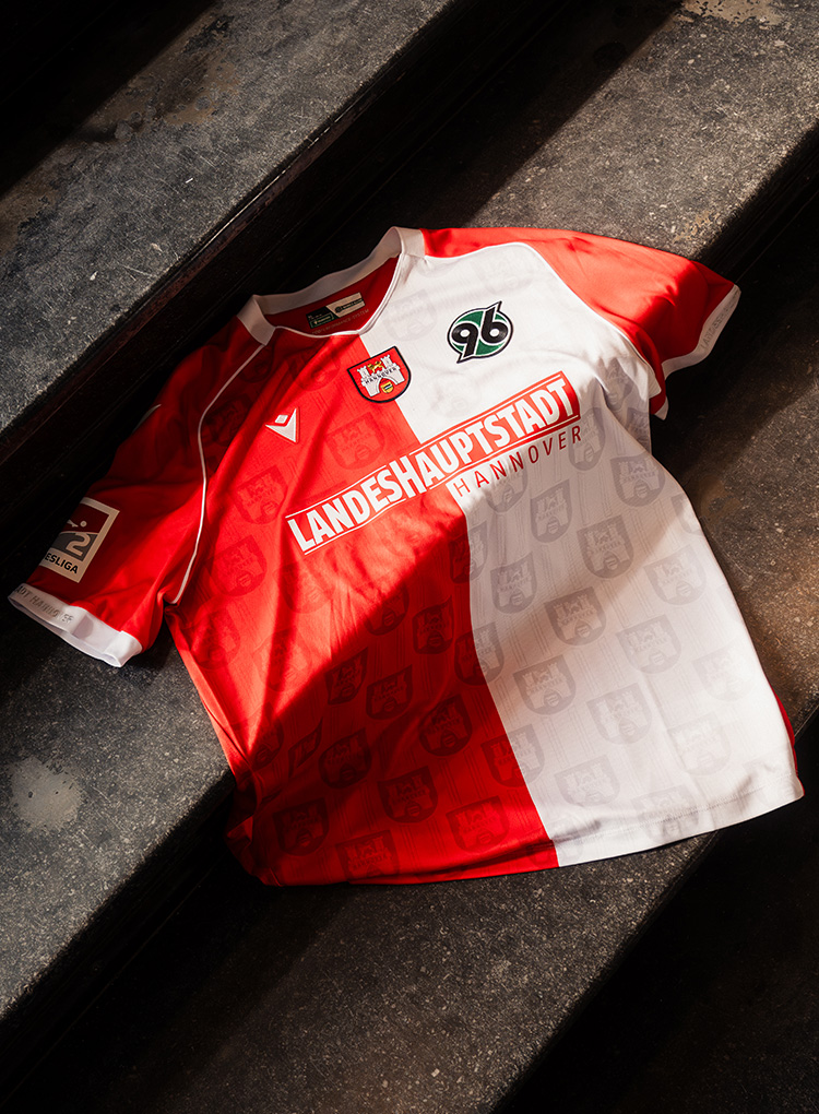 Das rot-weiße Sondertrikot liegt auf einer Steintreppe.