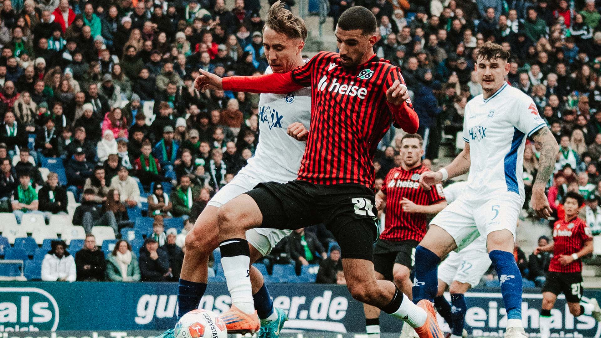 Waniss Taibi und ein Darmstädter im Zweikampf um den Ball.