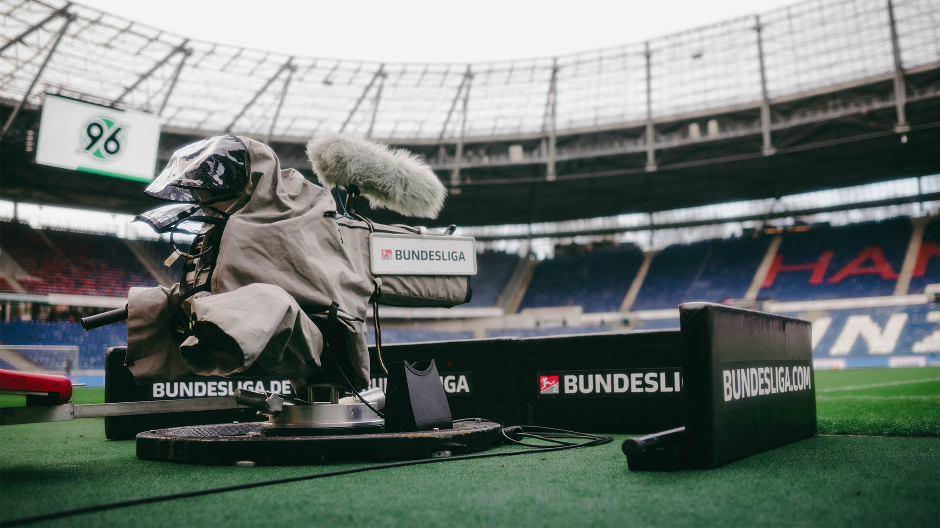 Das leere 96-Stadion mit einer Kamera im Vordergrund.