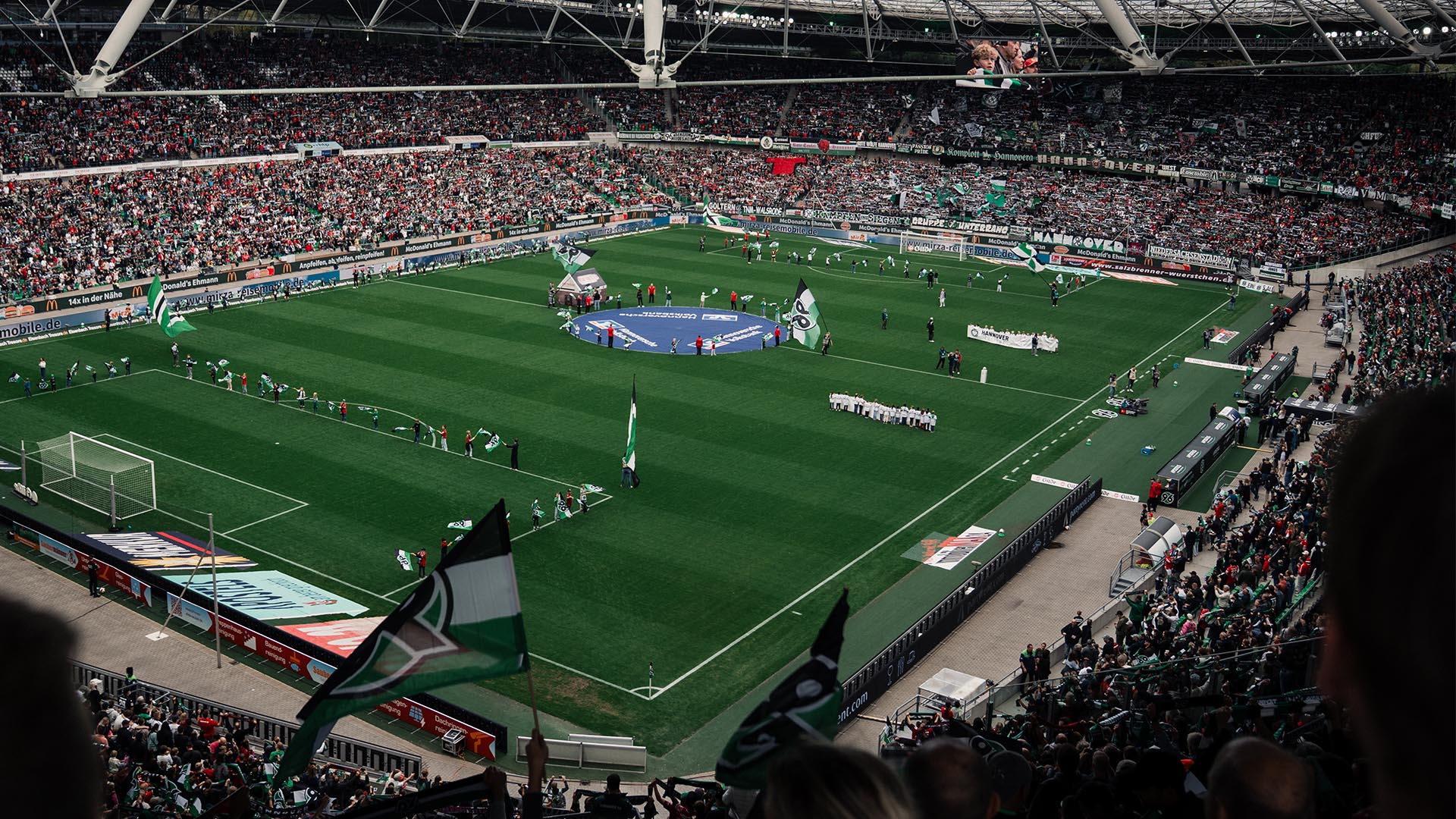 Ausverkaufte Heinz von Heiden Arena aus dem Oberrang.