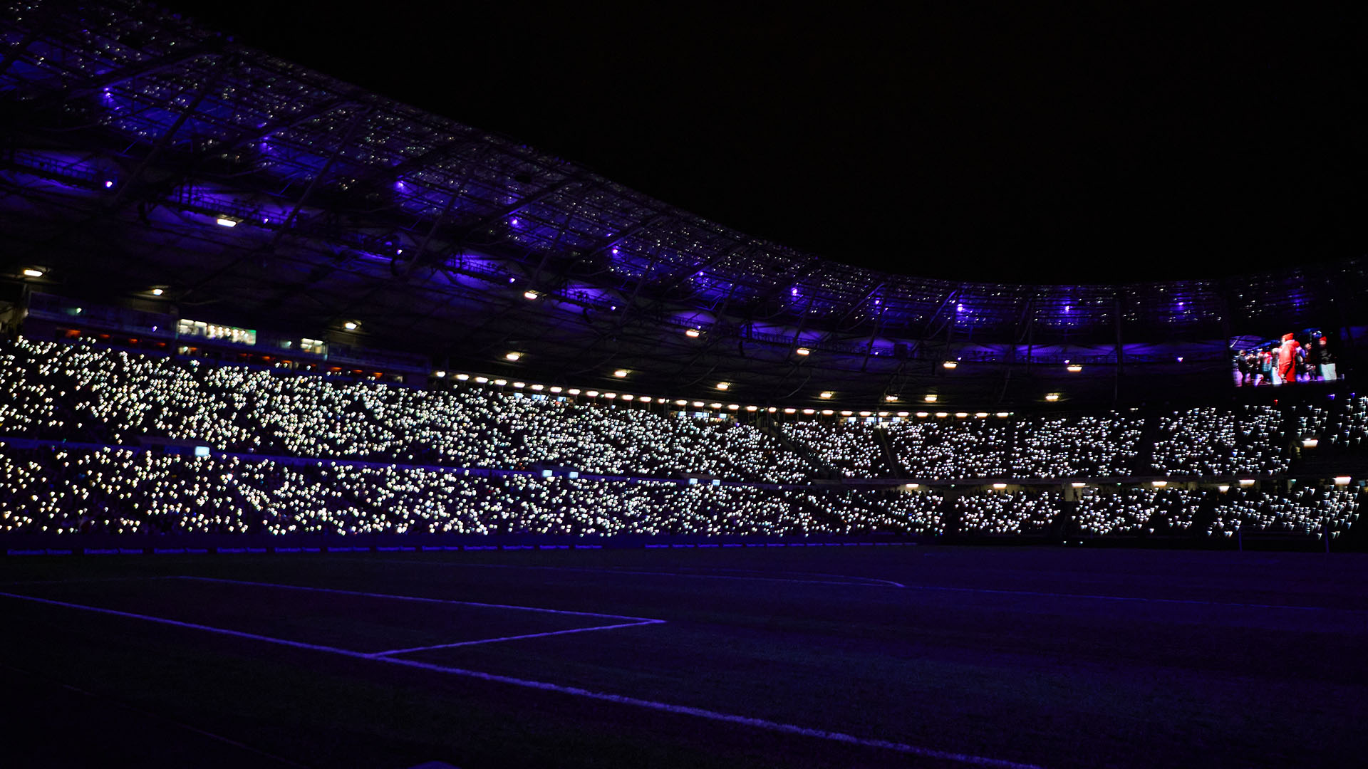 Lichtermeer im Stadion.