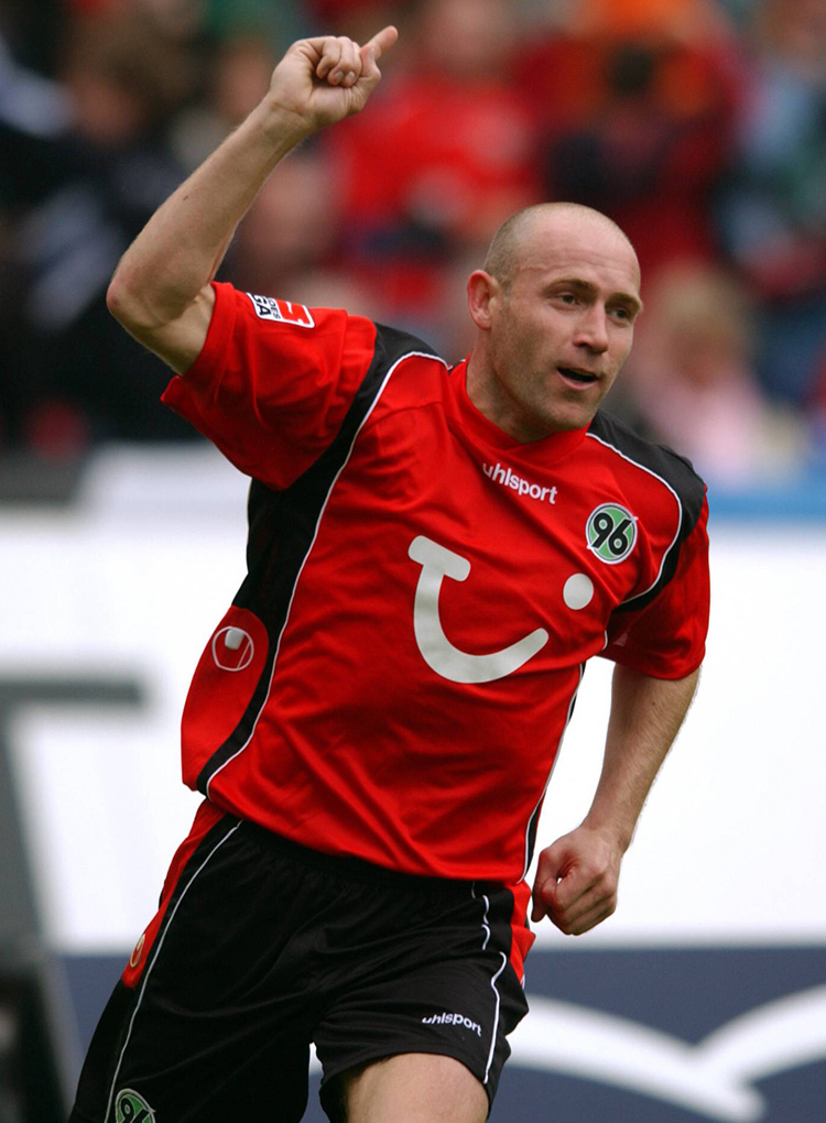 Jiri Stajner bejubelt ein Tor im roten Trikot.