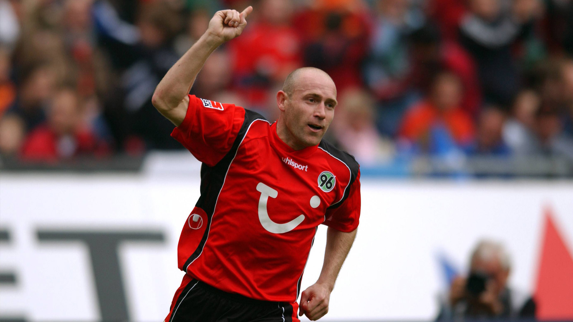 Jiri Stajner bejubelt ein Tor im roten Trikot.