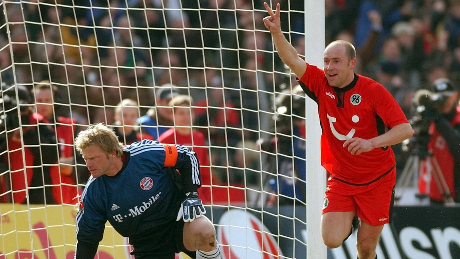 Jiri Stajner feiert ein Tor. Links neben ihm der geschlagene Oliver Kahn.
