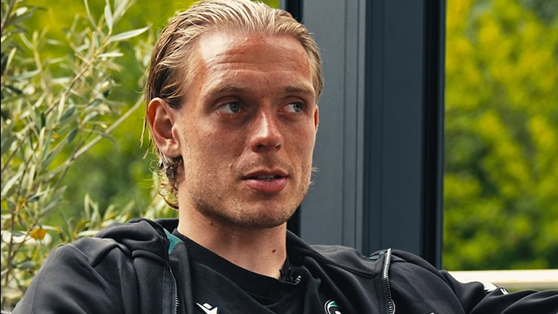 Stefan Thordarson in einer Interview-Kulisse.