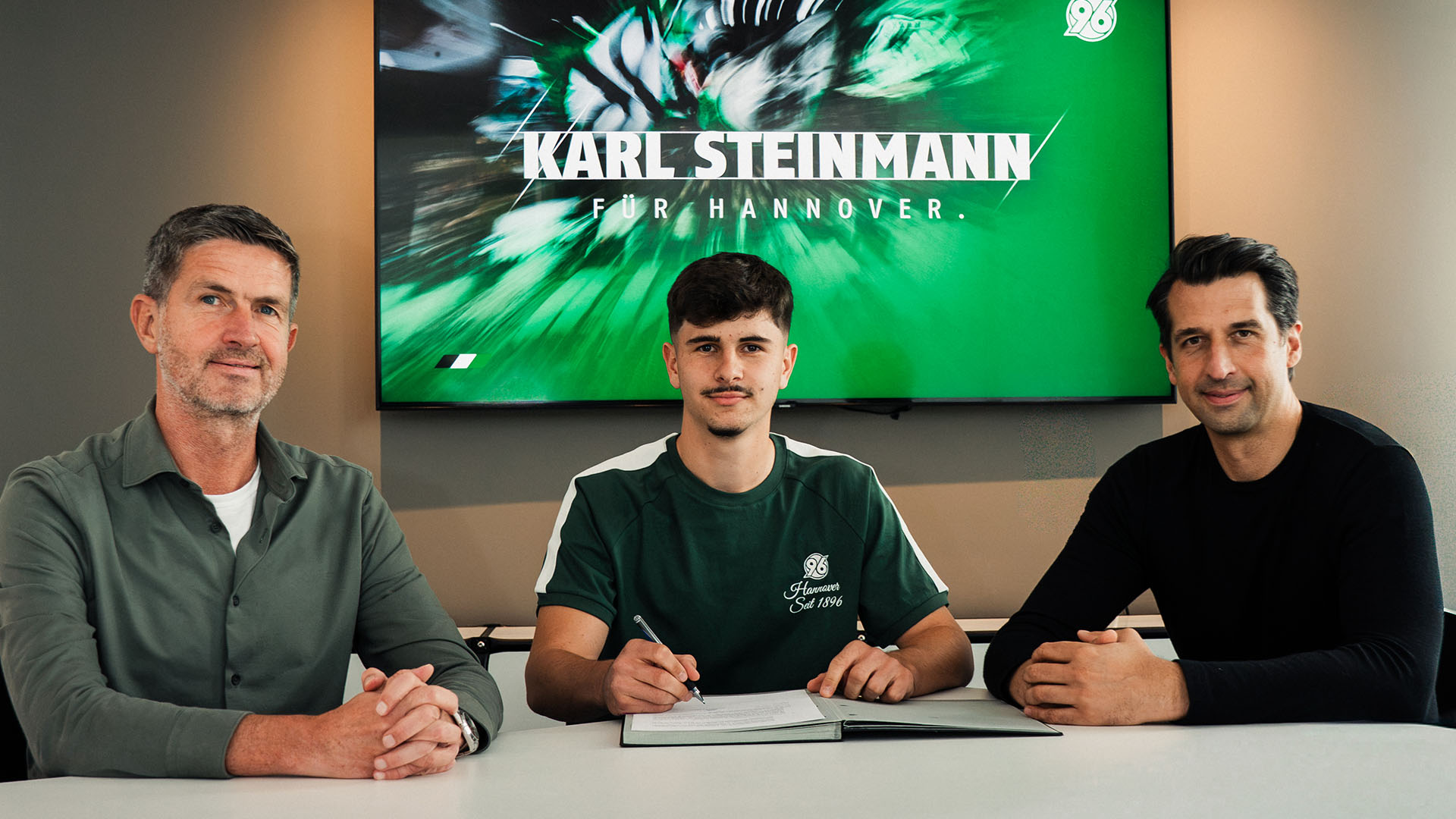Karl Steinmann (mitte), flankiert von Ralf Becker (links) und Jonas Boldt (rechts) bei der Vetragsunterschrift.
