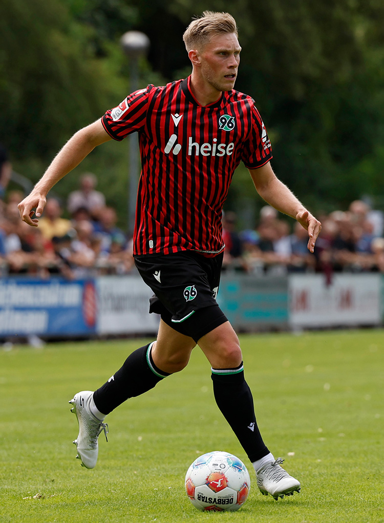 Jonas Sterner am Ball im 96-Trikot.