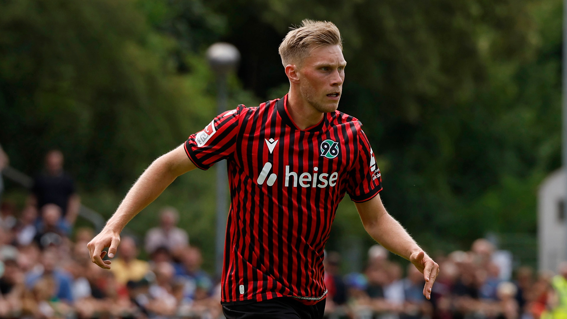 Jonas Sterner am Ball im 96-Trikot.