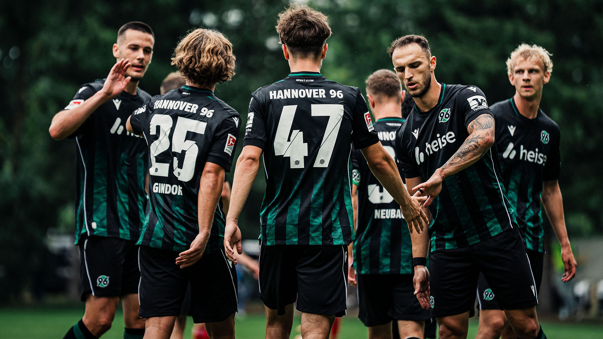 Eine Jubeltraube an 96-Spielern.