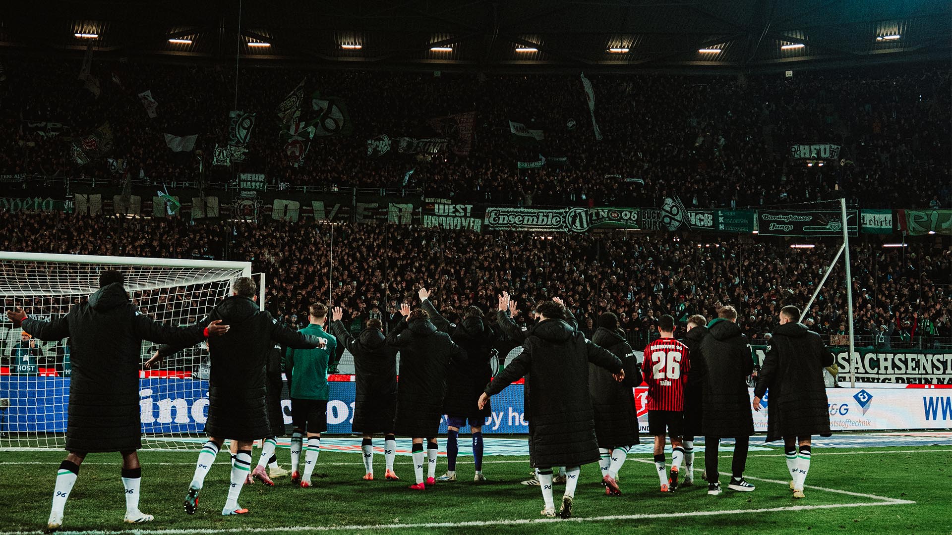 Die 96-Spieler vor der Fankurve.