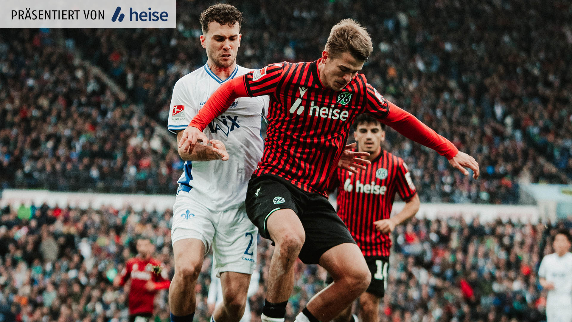 Maik Nawrocki im Zweikampf mit einem Darmstadt Spieler.