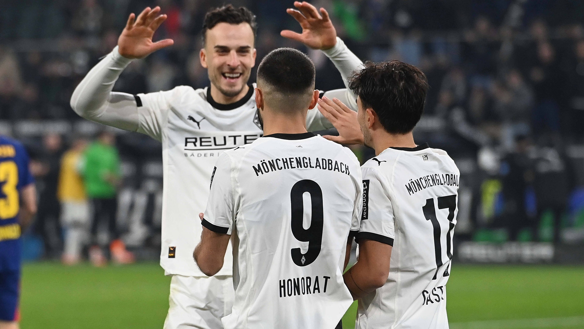 Gladbach Spieler feiern ein Tor.