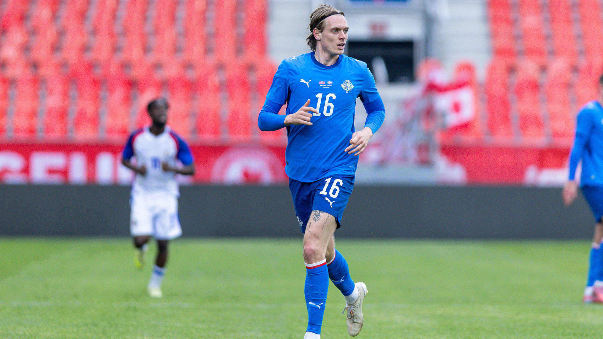 Stefan Thordarson im blauen Island-Dress am Ball.