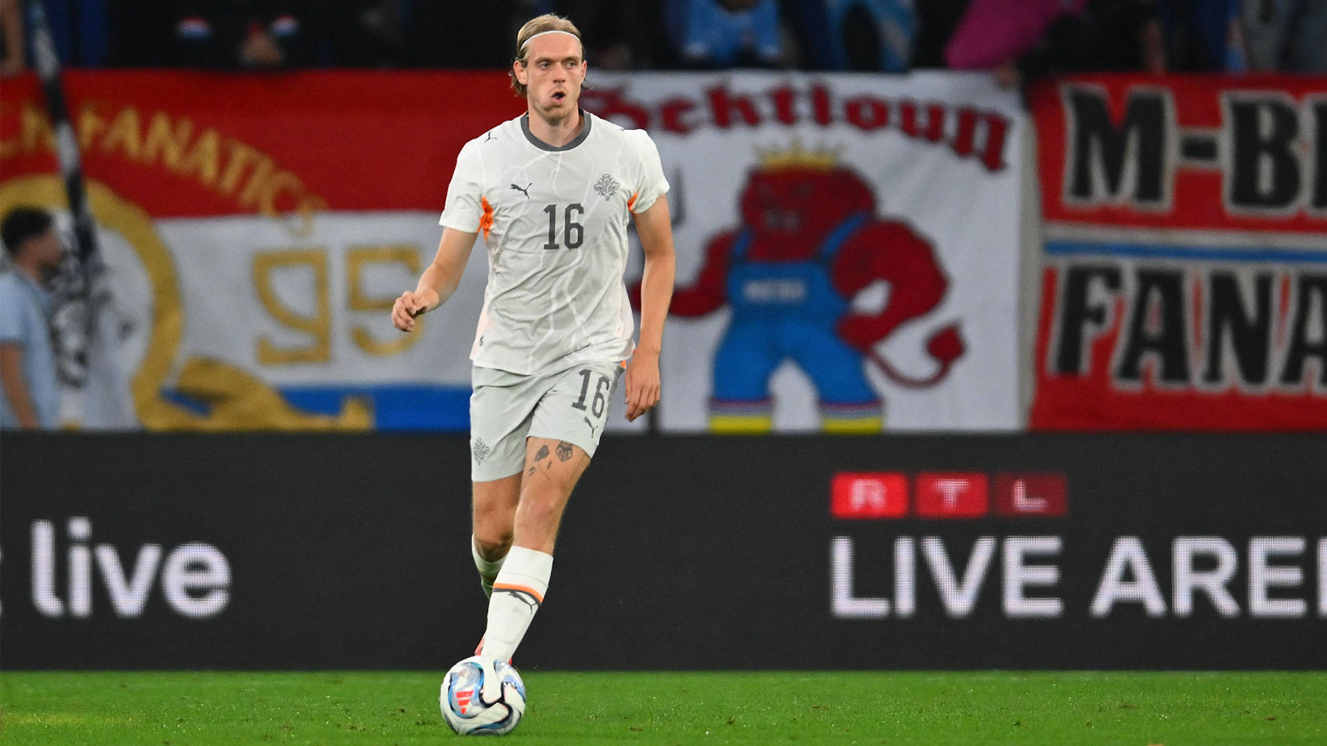 Stefan Thordarson für Island im grauen Trikot am Ball.