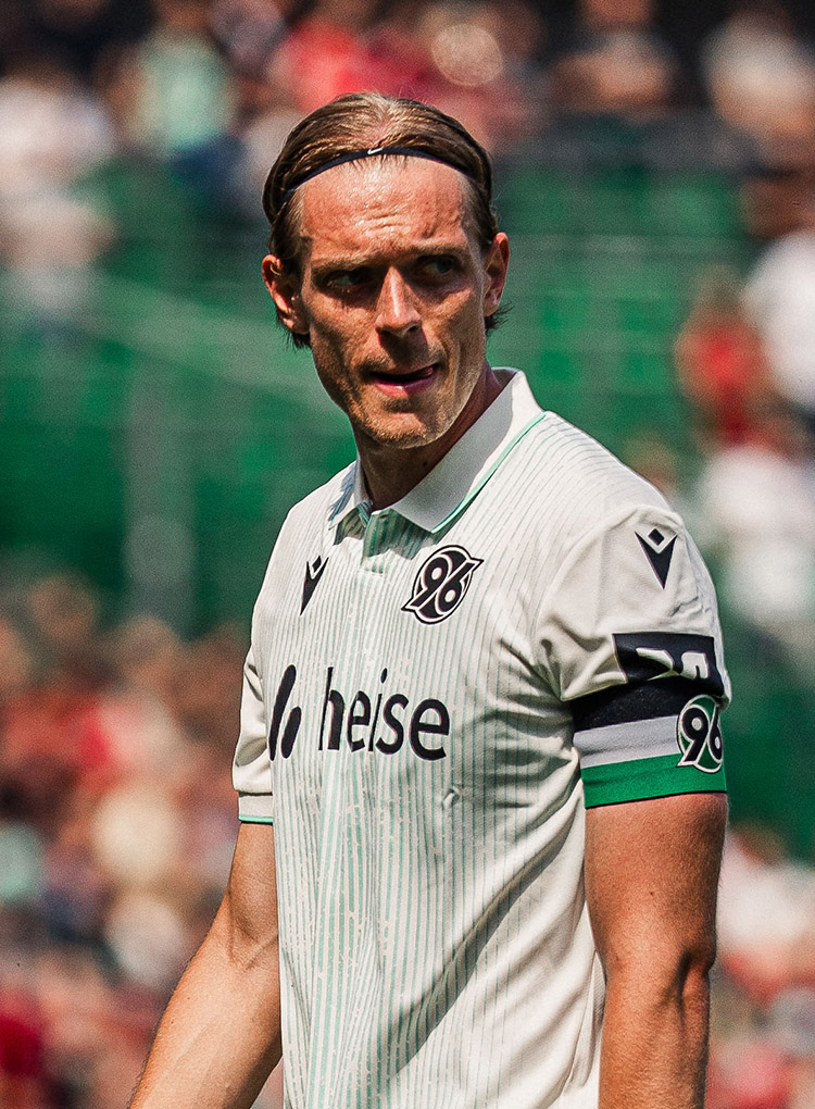 Stefan Thordarson in weißem Trikot mit der Binde am Arm.