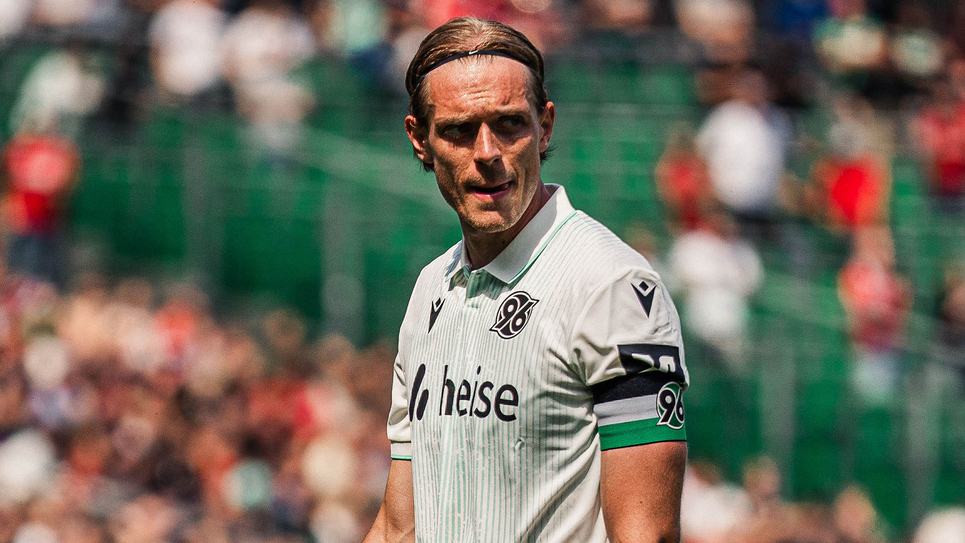 Stefan Thordarson in weißem Trikot mit der Binde am Arm.