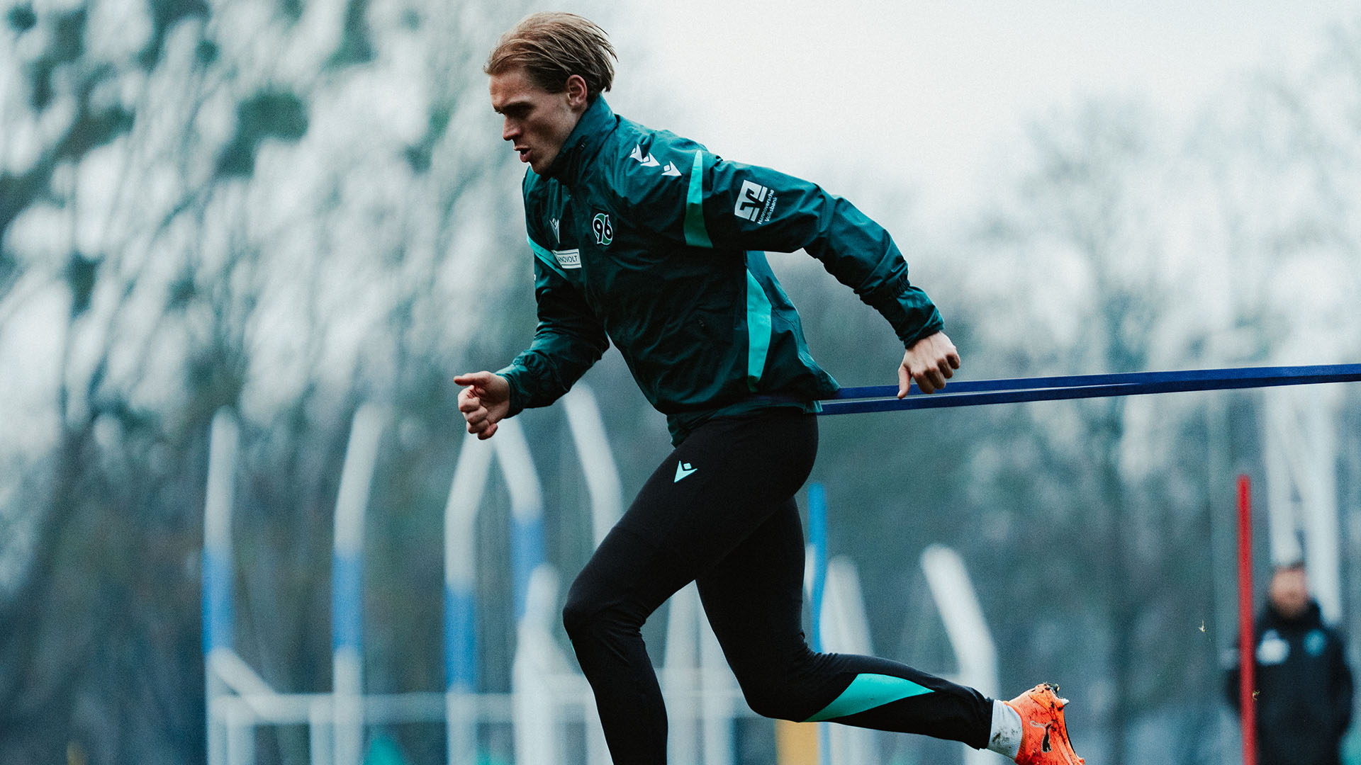 Thordarson im Training mit Gummizug.