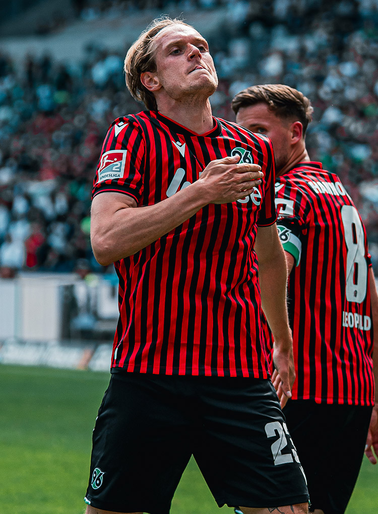 Stefan Thordarson klopft sich im roten 96-Trikot auf die Brust.