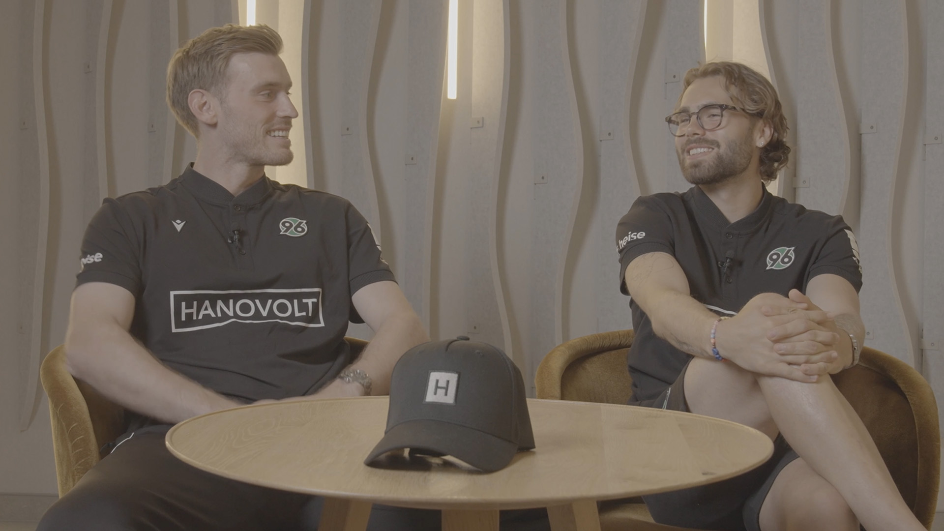 Leo Weinkauf (links) und Kolja Oudenne im Quiz-Setting.