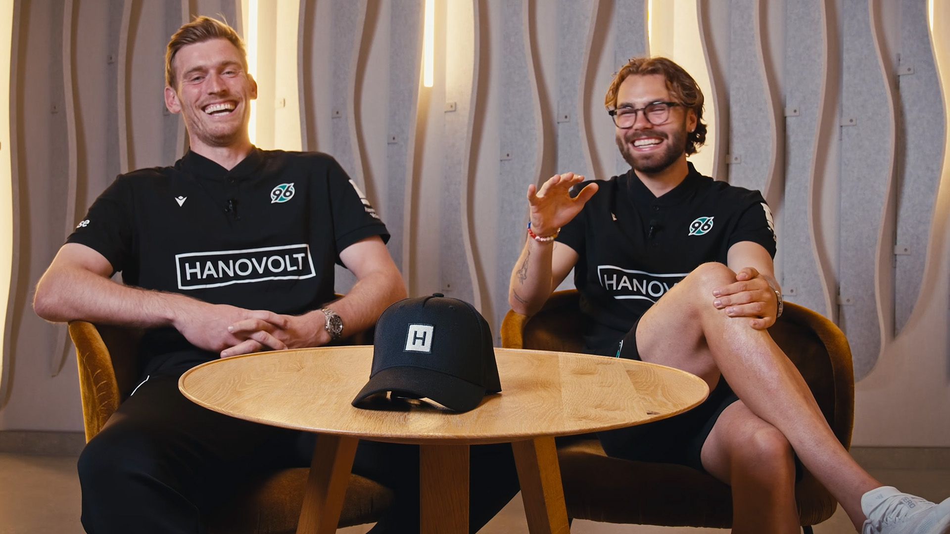 Leo Weinkauf (links) und Kolja Oudenne im Quiz-Setting.