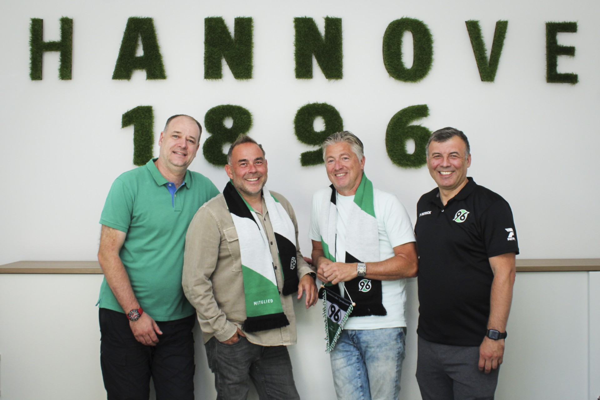 Sebastian Kramer, Ronny Schmidt, Jörg Lahmer und Hakan Alhan lächeln in die Kamera.