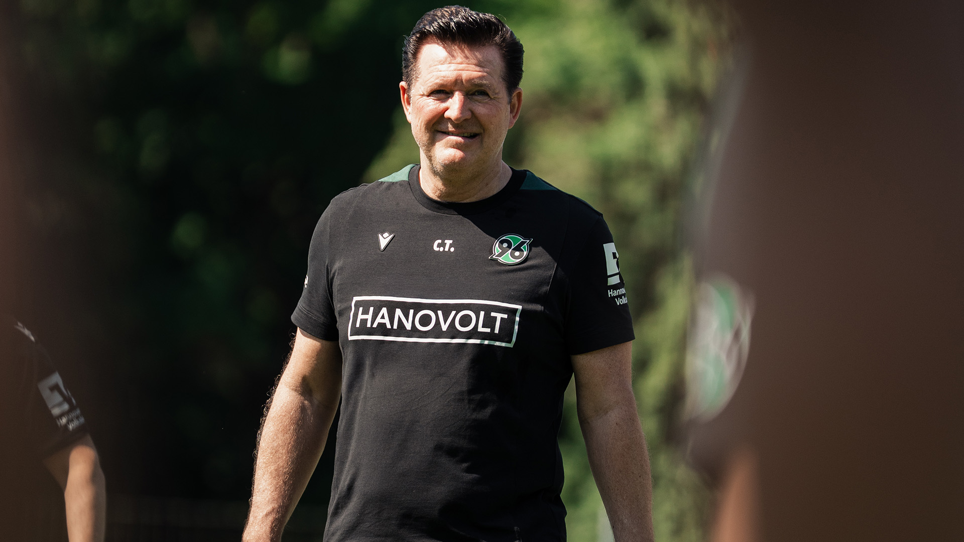 Christian Titz in schwarzer Kleidung auf dem Trainingsplatz.