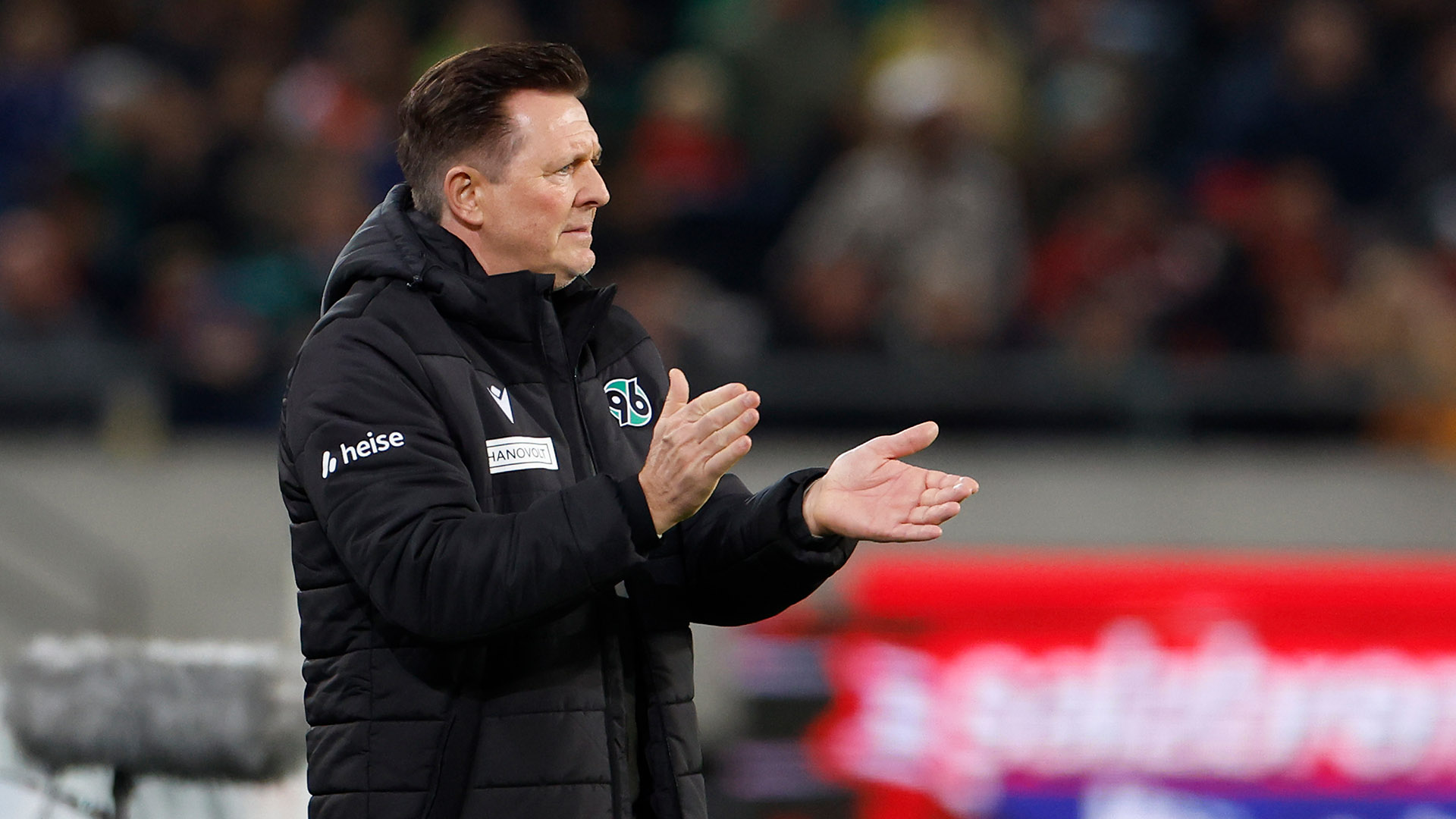 Christian Titz klatscht im Stadion in die Hände.