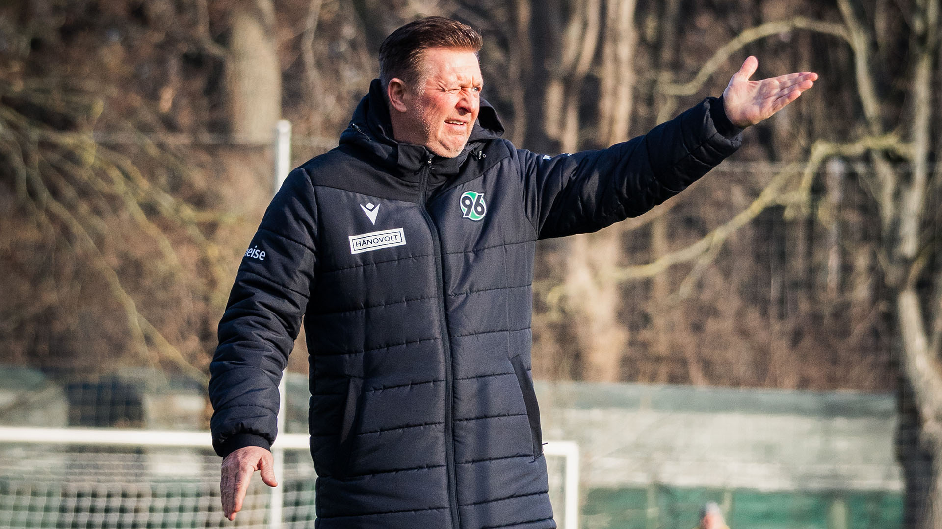 Christian Titz gestikuliert auf dem Trainingsplatz.