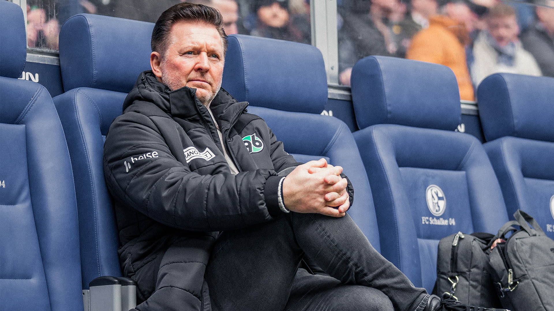 Christian Titz sitzt auf der Trainerbank.