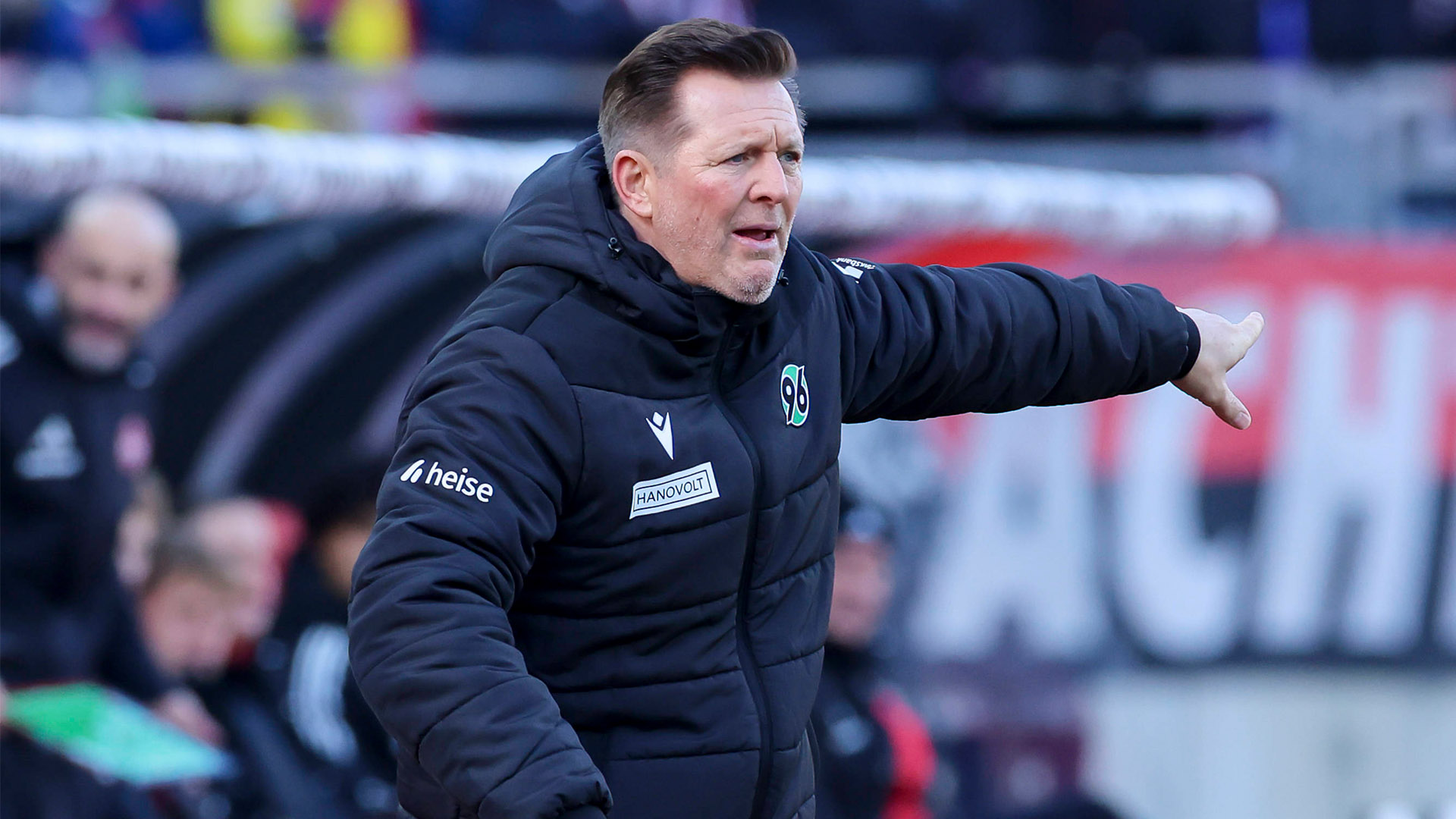 Christian Titz gestikuliert.