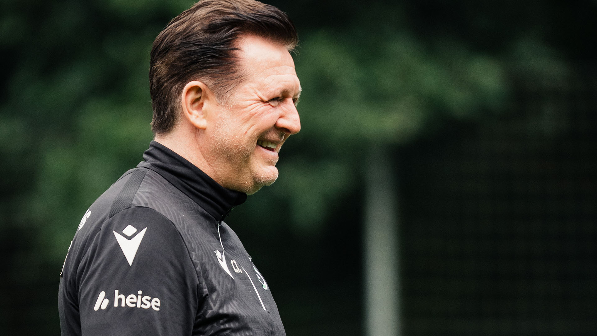 Christian Titz lachend auf dem Trainingsplatz.