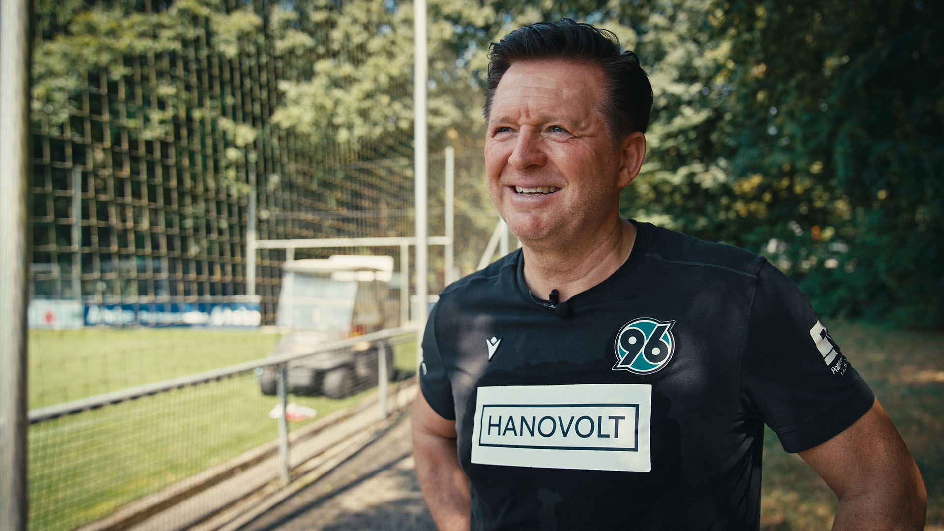Christian Titz vor dem Trainingsplatz.