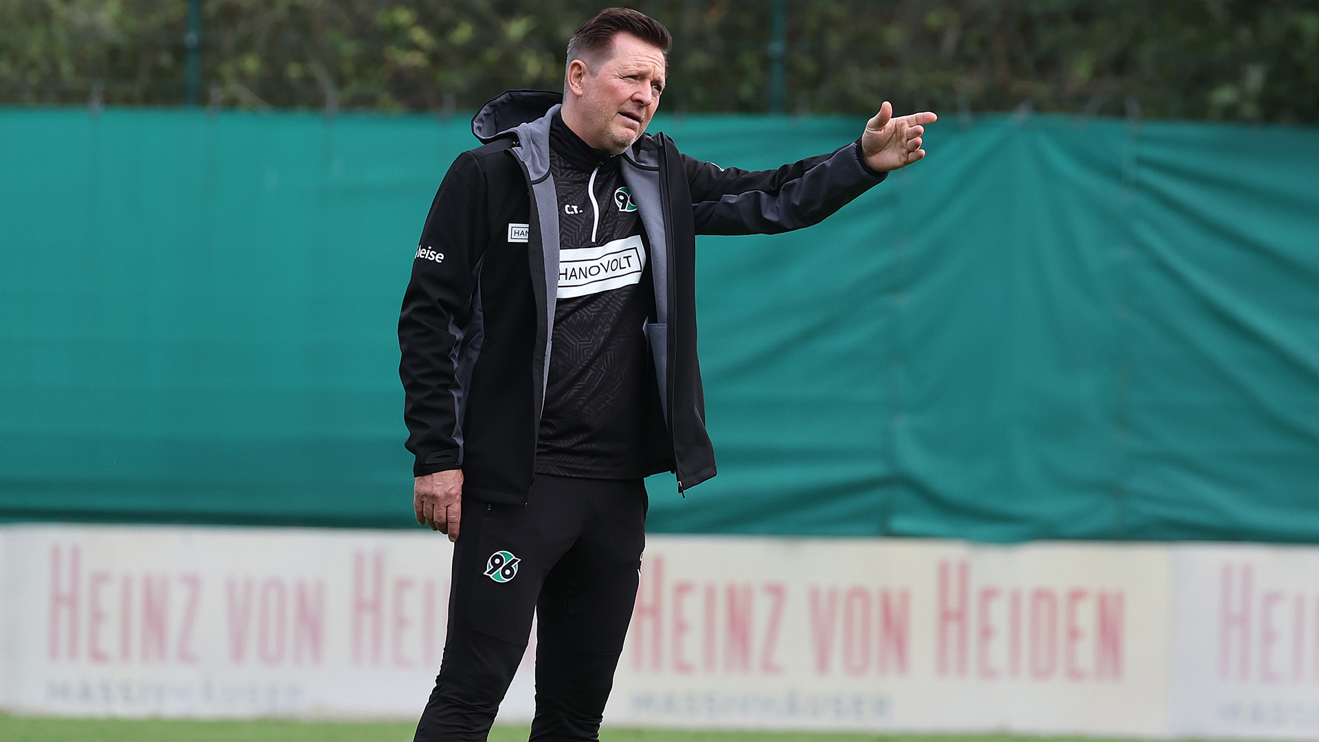 Christian Titz mit ausgestrecktem Arm.