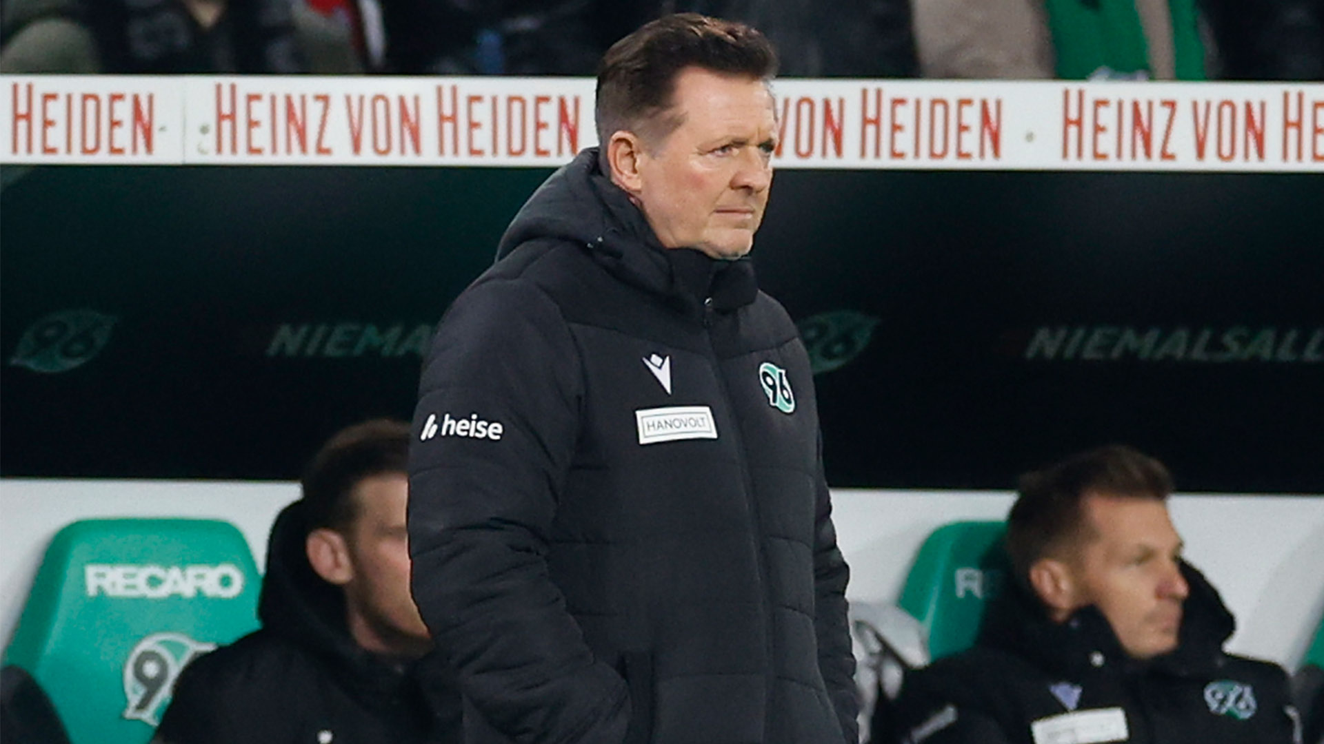 Christian Titz vor der Trainerbank.