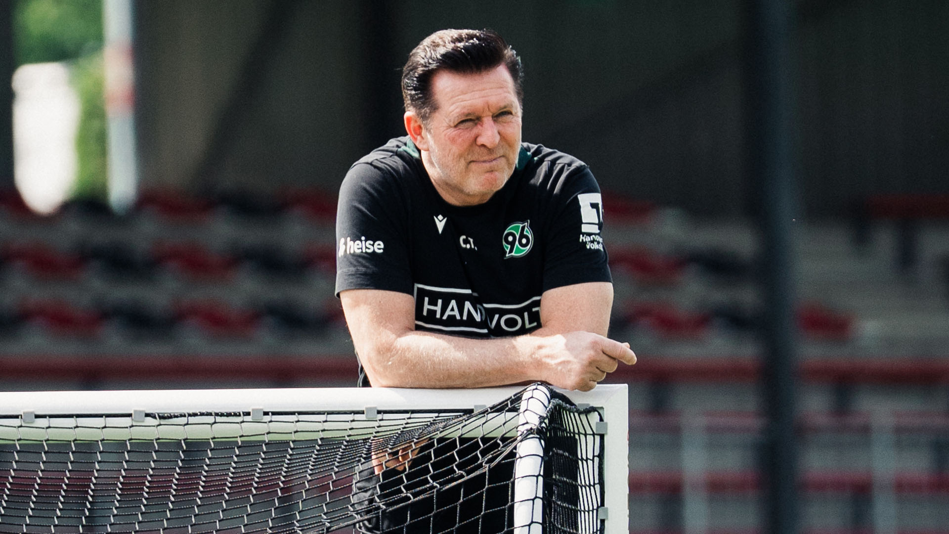 Christian Titz lehnt sich auf ein kleines Tor.